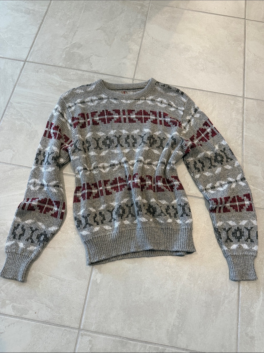Vintage Men's Gray and Burgundy Patterned Crewneck Sweater